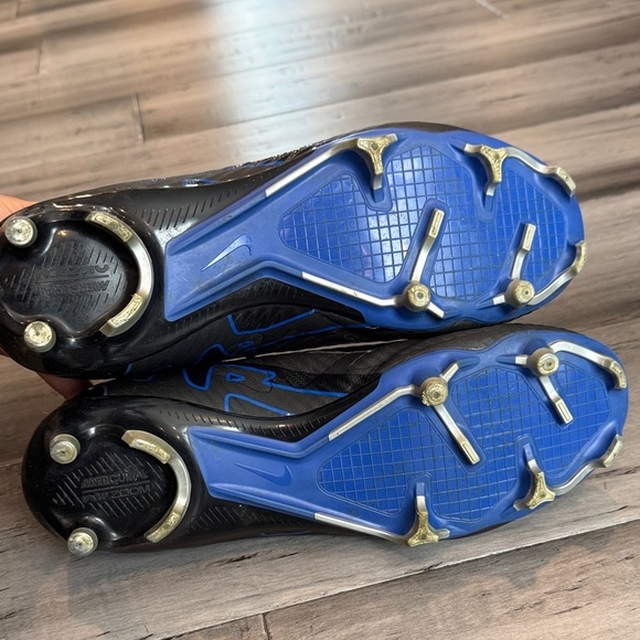 Nike Black and Blue Athletic Shoes main image 8
